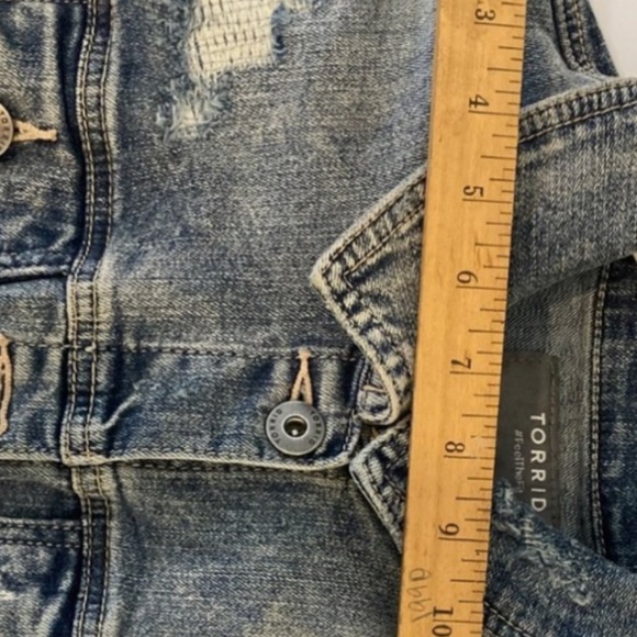 Torrid women’s denim jacket size 1 light wash distressed - Picture 8 of 14